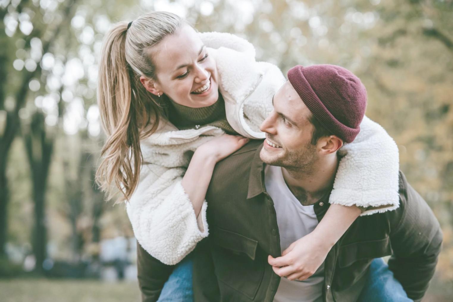 Famiglia che dialoga serenamente in un ambiente accogliente